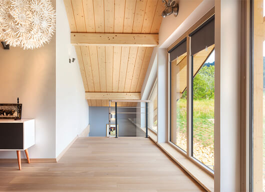 Czy okna drewniane trzeba rzeczywiście co kilka lat malować?